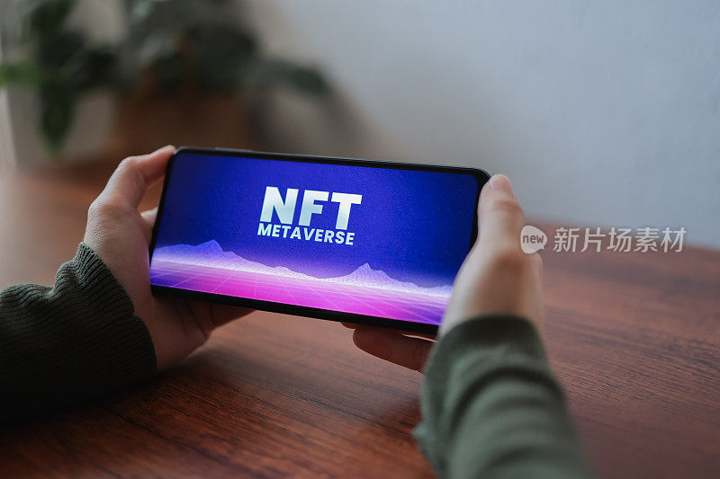交易者使用加密货币交易应用程序在元世界市场购买NFT -关注手机屏幕